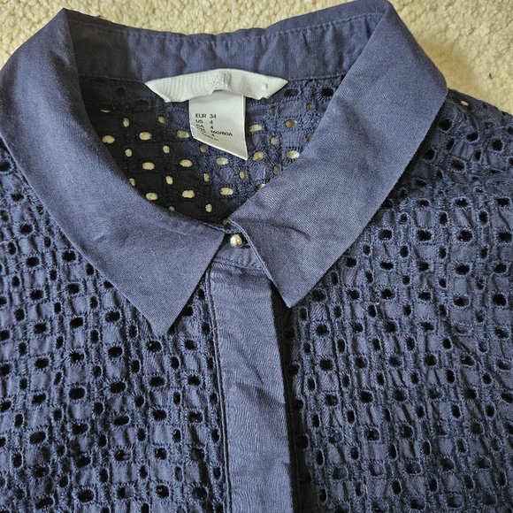 Eyelet lace collared sleeveless button-down blouse - Picture 7 of 12